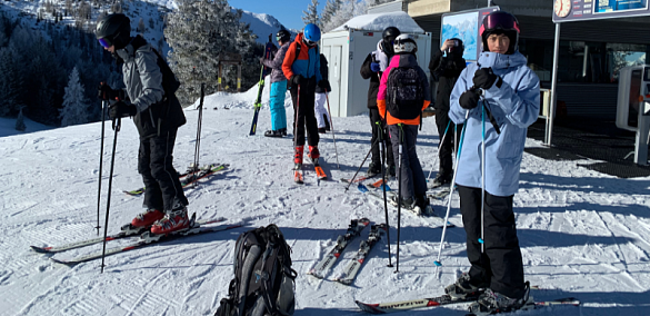 Sch&uuml;lerinnen beim Skifahren