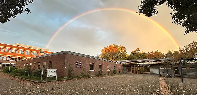 Regenbogen &uuml;ber der Schule